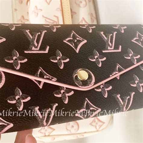 louis vuitton sarah long wallet.